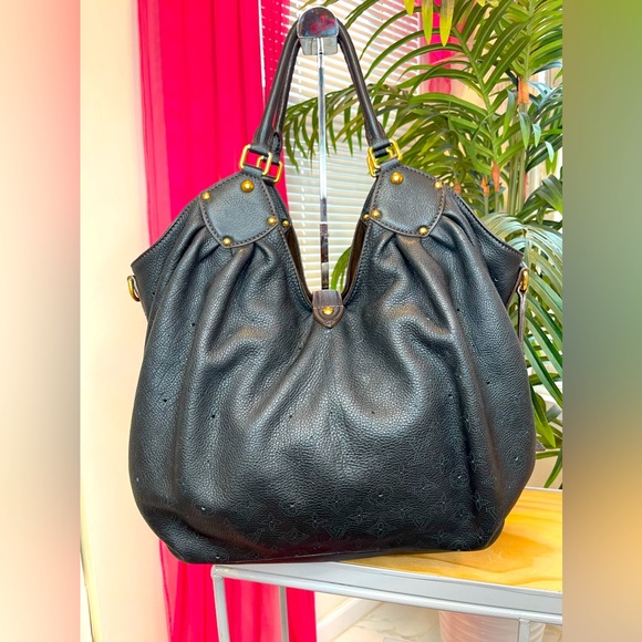 Louis Vuitton Shoulder Bag Monogram Mahina XL Black - Picture 3 of 11